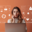 Femme utilisant l’intelligence artificielle pour sa communication