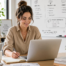Femme devant son ordinateur préparant sa stratégie de communication